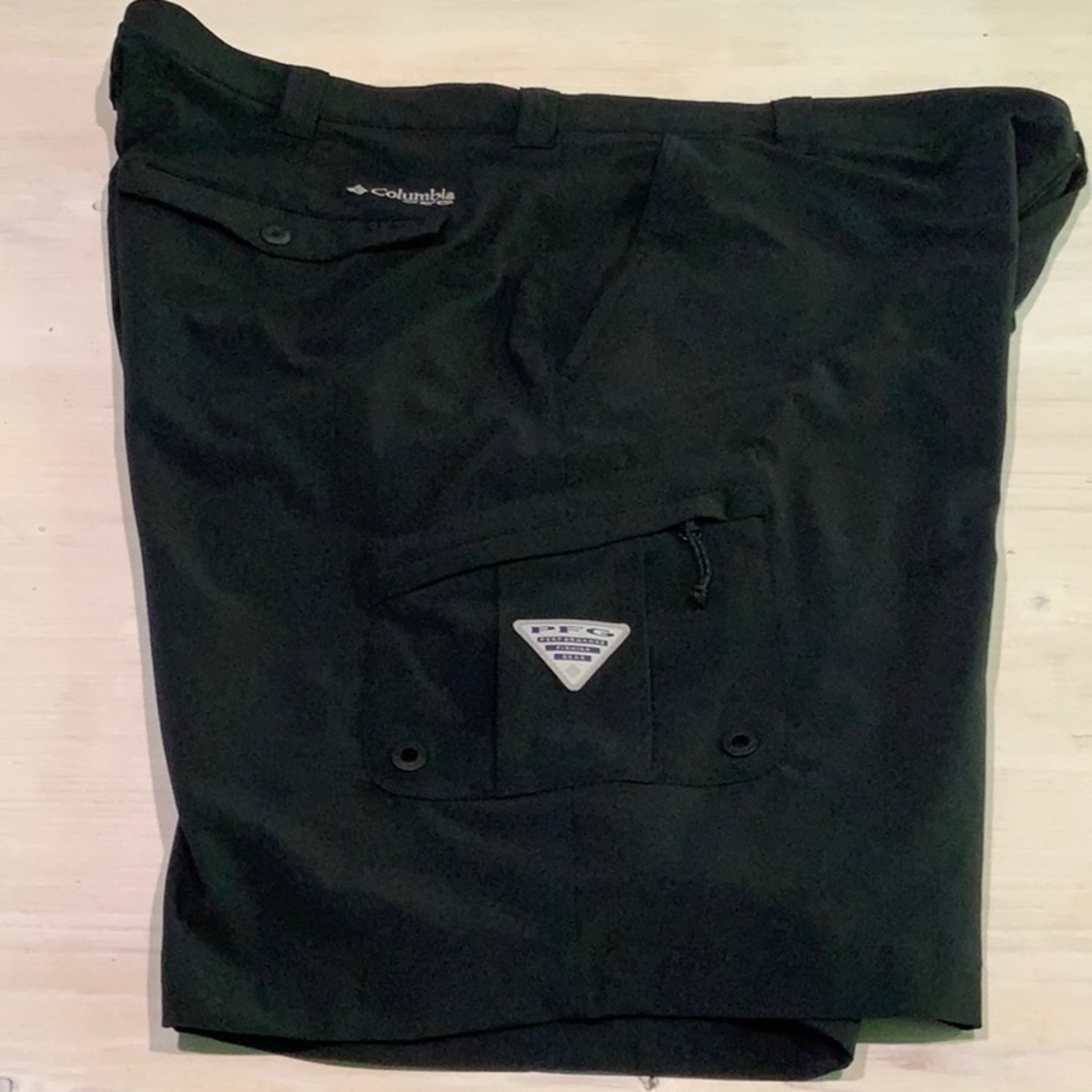 LAST CHANCE TIL 6pm today!!!Columbia PFG flat front cargo shorts 40, Black